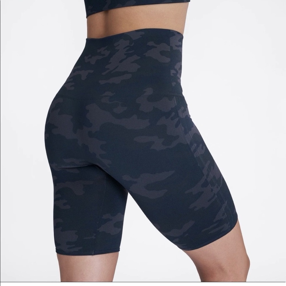 SPANX Look At Me Now Bike Short in Green‎ Camo Size 1X Yoga Workout Gym Pilates